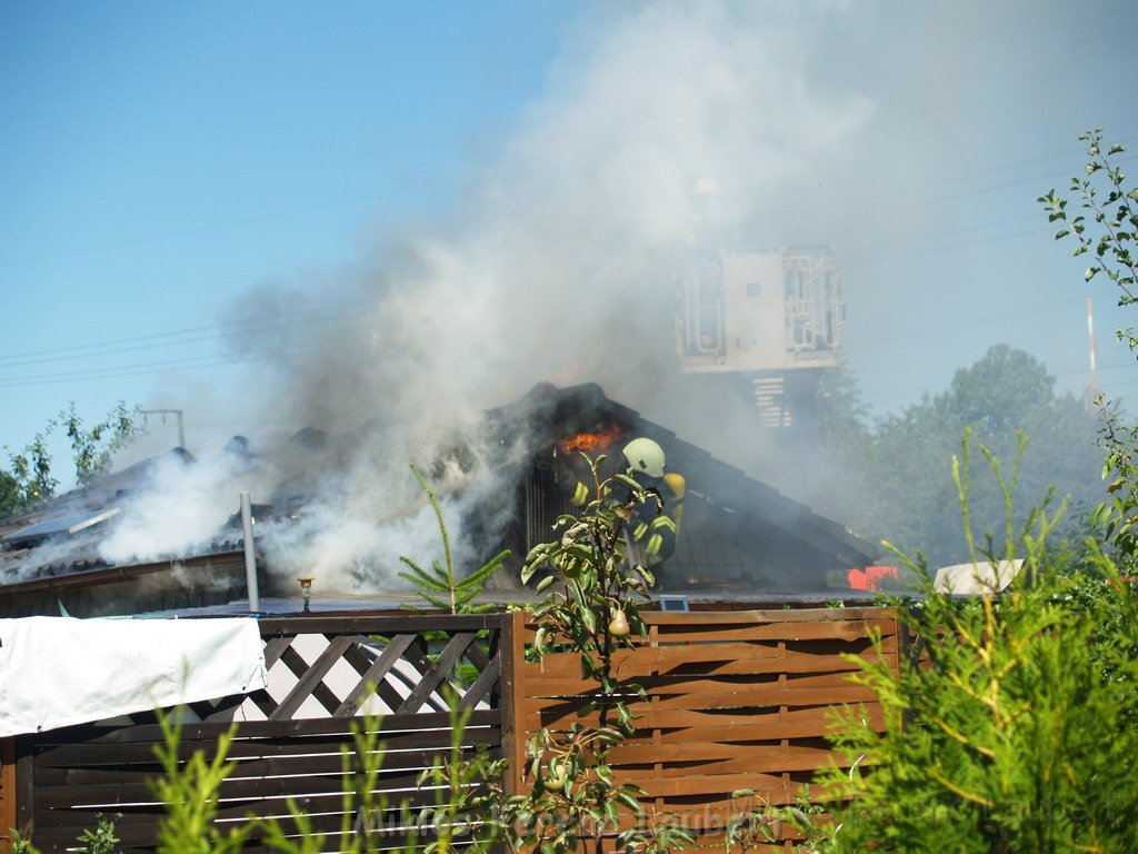 Gartenlaube in Vollbrand Koeln Poll Im Gremberger Waeldchen P189.JPG